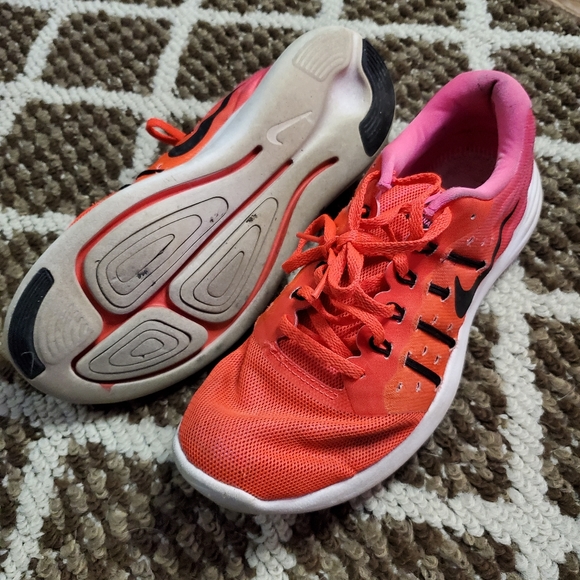 Nike - Picture 2 of 3